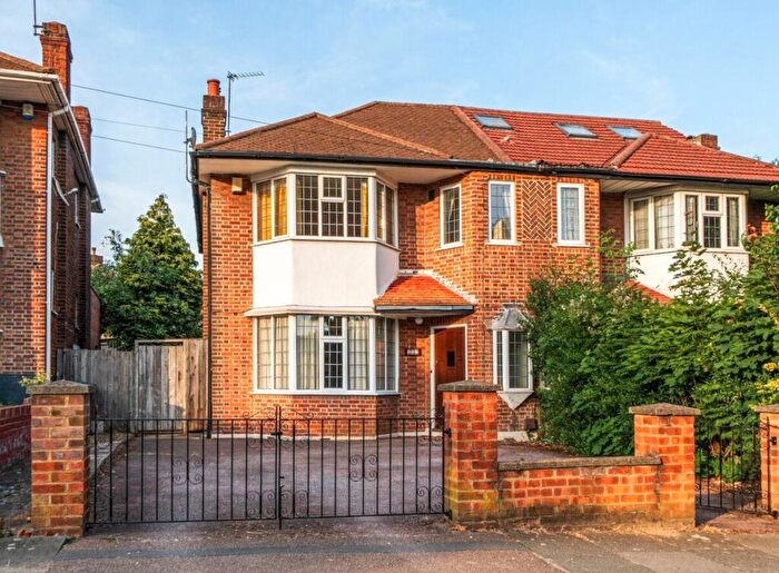 3 Bedroom Semi-Detached House To Rent In Hampden Way, London, N14