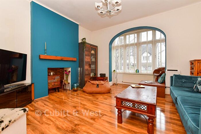 3 Bedroom Flat For Sale In Blenheim Crescent, South Croydon, Surrey, CR2