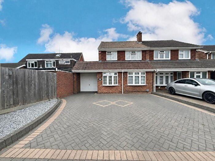 3 Bedroom Semi Detached House For Sale In Turnpike Drive, Luton, LU3