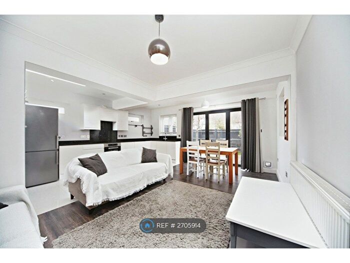 3 Bedroom Flat To Rent In Godley Road, London, SW18