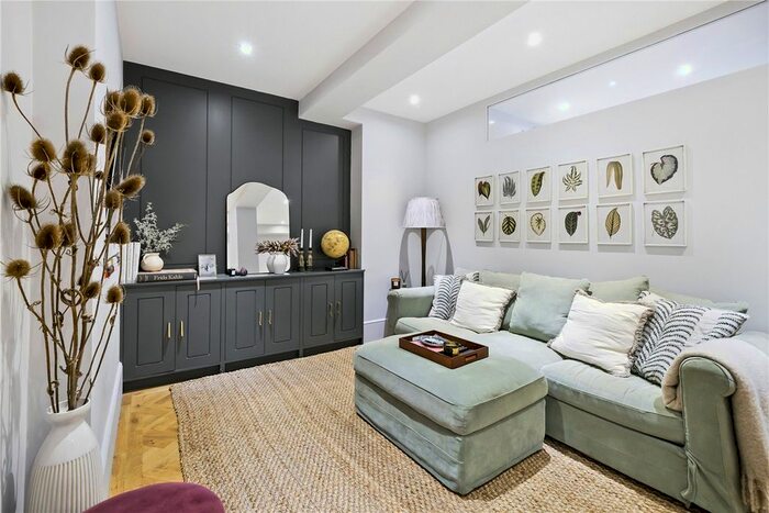 2 Bedroom Flat To Rent In Arundel Gardens, London, W11