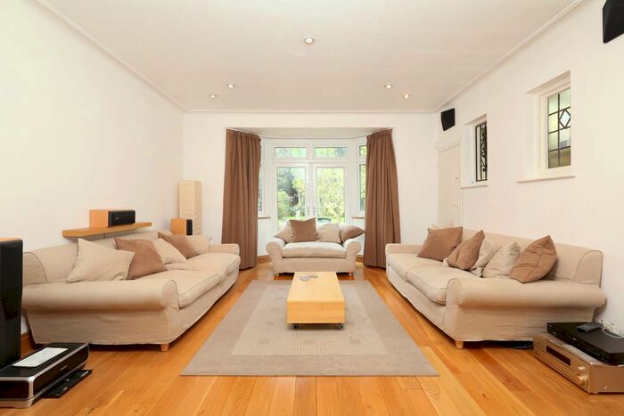 3 Bedroom Detached House To Rent In Bourne Avenue, London, N14