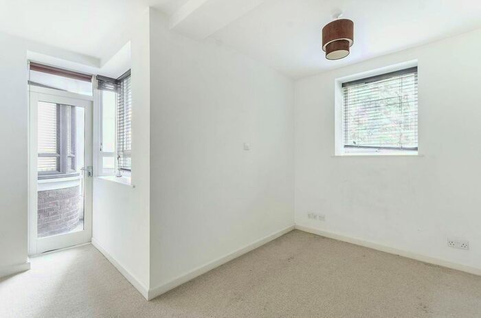 2 Bedroom Flat To Rent In Kew Bridge Court, Chiswick, London, W4