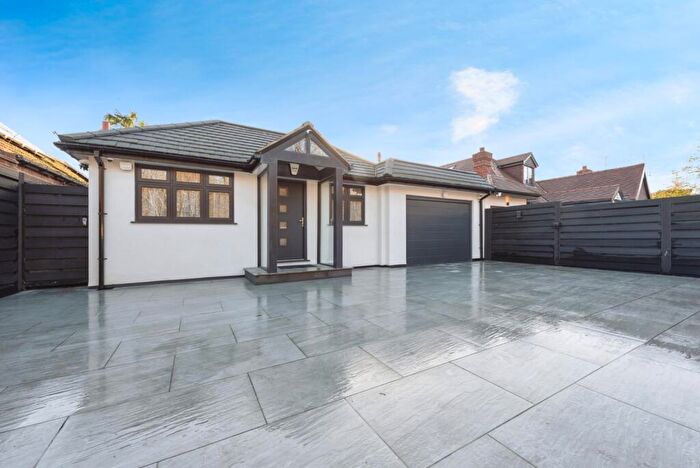 4 Bedroom Bungalow For Sale In Grafton Road, Worcester Park, Surrey, KT4