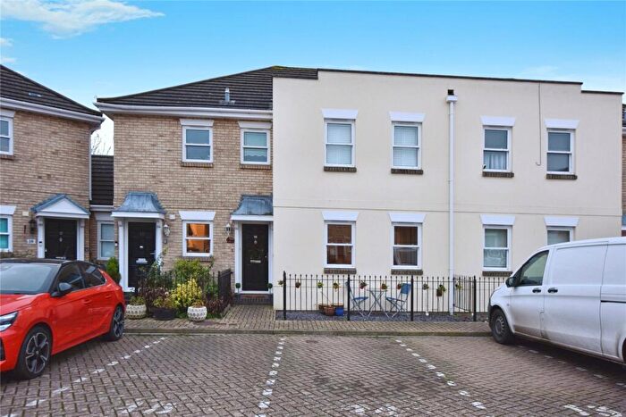 2 Bedroom Flat For Sale In Station Approach, Hockley, Essex, SS5