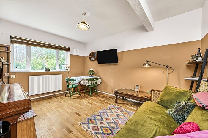 2 Bedroom Flat To Rent In Redlands Way, London, SW2
