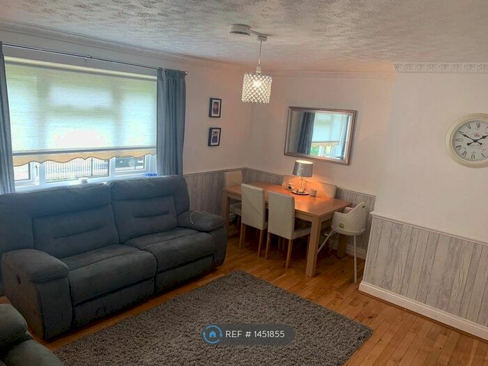 2 Bedroom Flat To Rent In Dagenham, Romford, RM6