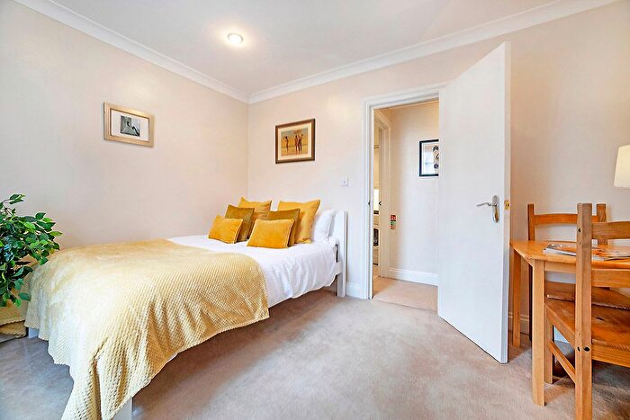 Studio To Rent In Queensway, London, W2