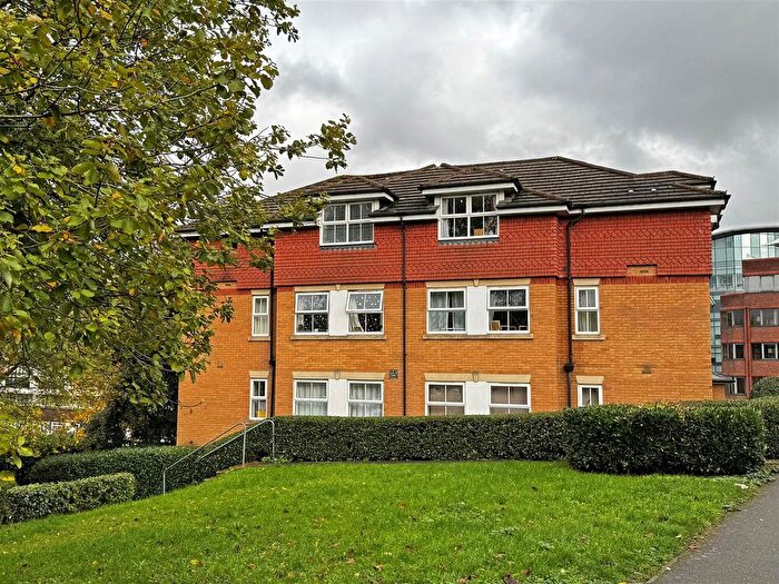2 Bedroom Flat For Sale In Chapel Road, Redhill, RH1