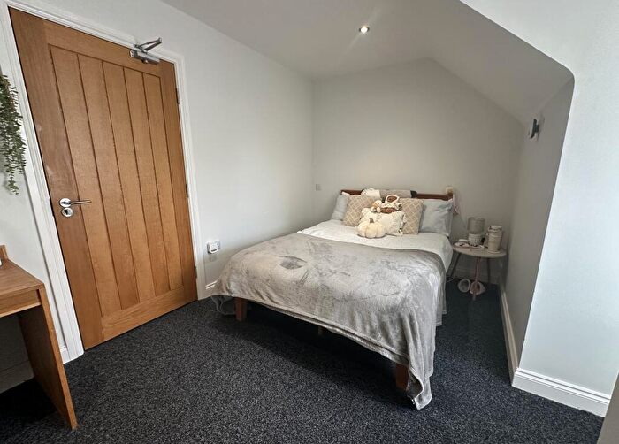 2 Bedroom Flat To Rent In Bed En Suite Student Flat // /, LN1