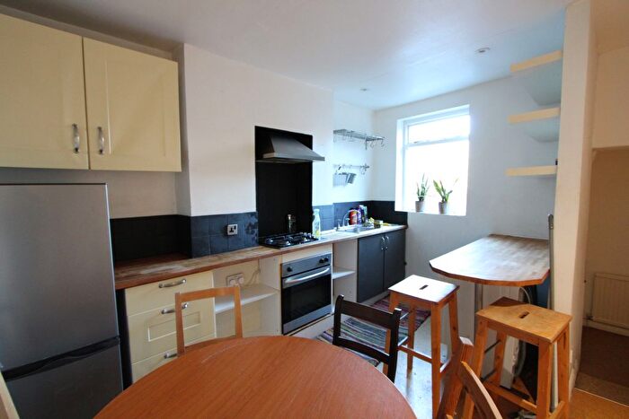 2 Bedroom Flat To Rent In Grove Lane, London, SE5