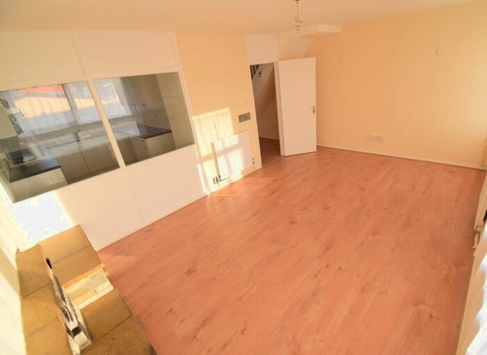 3 Bedroom Flat To Rent In St. Stephens Road, London, E3