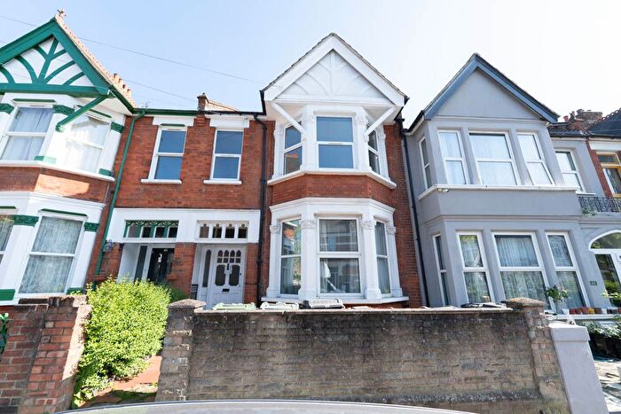 1 Bedroom Flat To Rent In Lyndhurst Drive, Leyton, E10