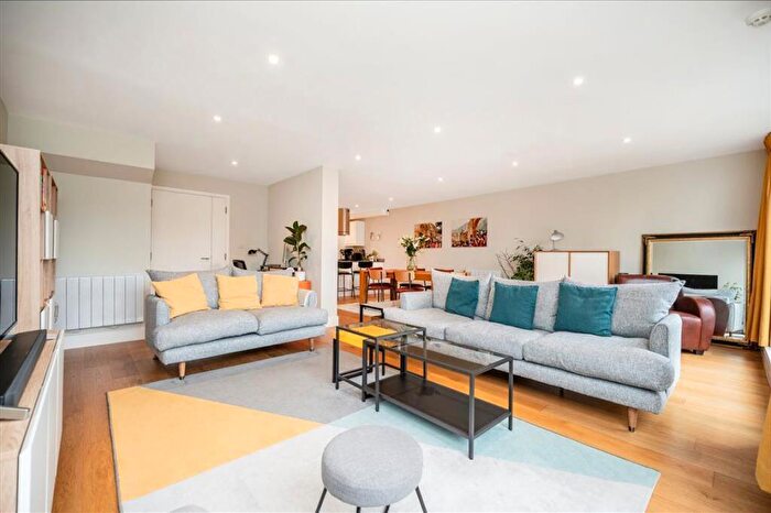 3 Bedroom Flat For Sale In Palmers Road, Mile End, E2