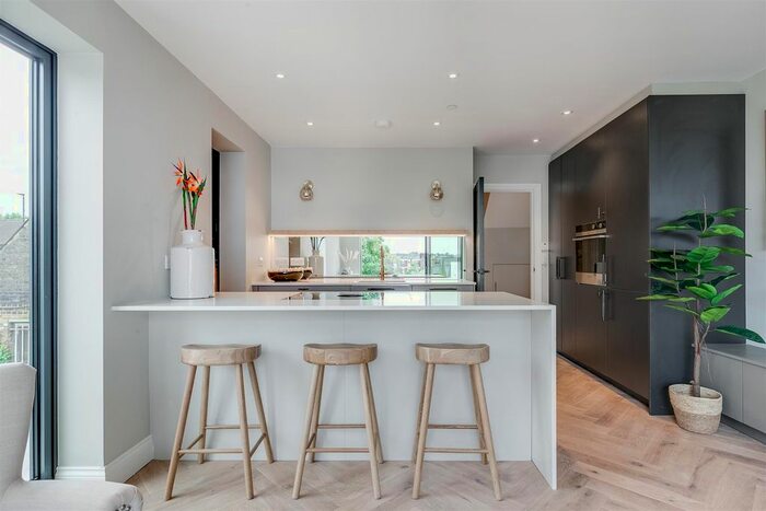 2 Bedroom Flat To Rent In Replingham Road, London, SW18