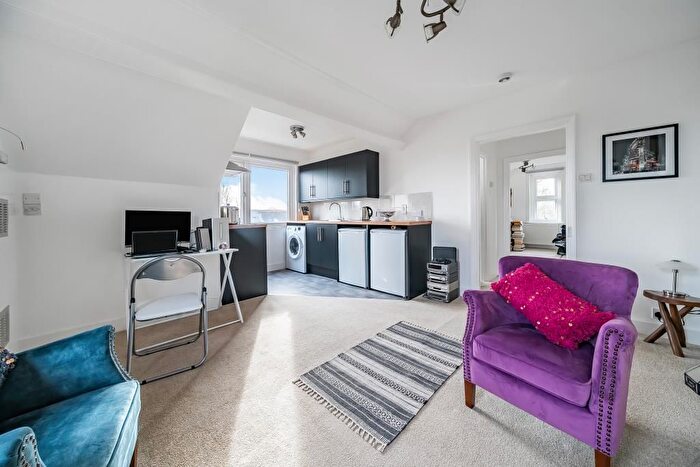 1 Bedroom Flat For Sale In Basingstoke, Hampshire, RG21