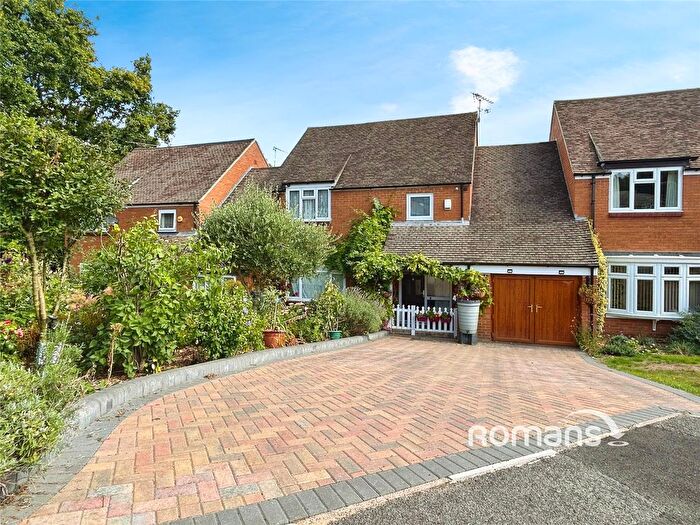 4 Bedroom Link Detached House For Sale In Peddlars Grove, Yateley, Hampshire, GU46