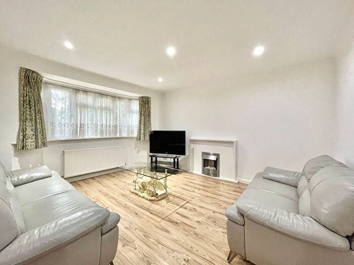 3 Bedroom Detached House To Rent In Woodside Grange Road, London, N12