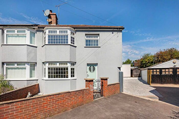 3 Bedroom Semi Detached House For Sale In Onslow Gardens, Caversham, Reading, Berkshire, RG4