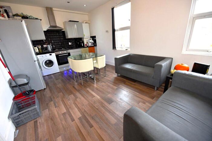 3 Bedroom Flat To Rent In Hilltop Street, Flat B, LS6