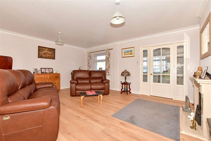 4 Bedroom Detached Bungalow For Sale In The Parade, Greatstone, Kent, TN28