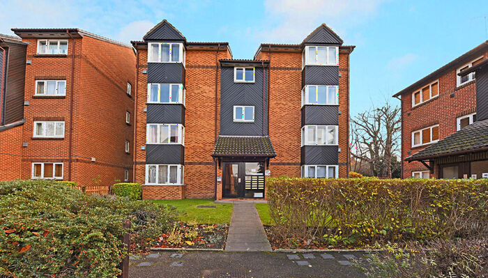 Studio To Rent In Saxon Close, KT6