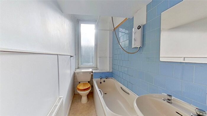 1 Bedroom Flat To Rent In Meadowbank Crescent, Edinburgh, EH8