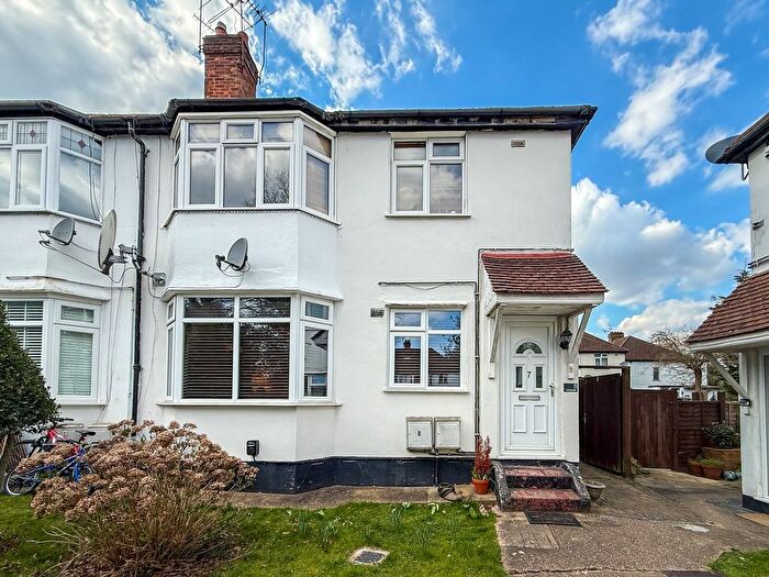 2 Bedroom Maisonette For Sale In Colindeep Lane, London, NW9