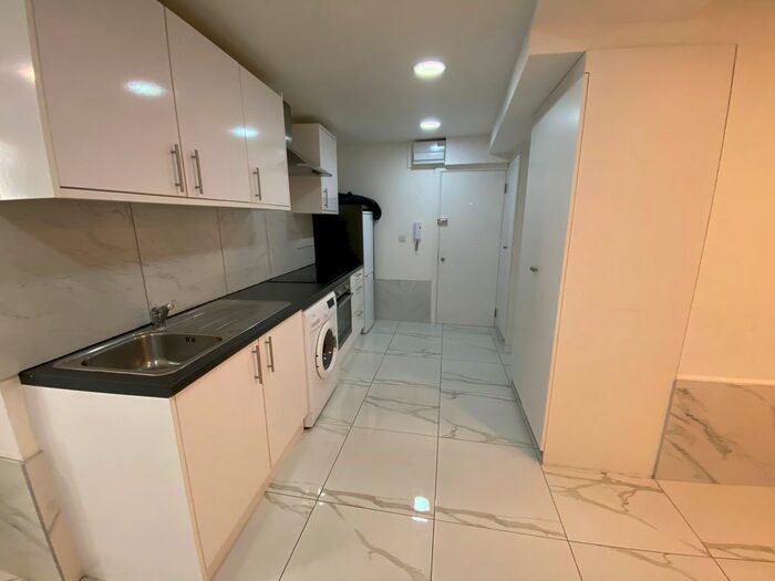 Studio To Rent In Meyrick Rd, Clapham Junction, SW11