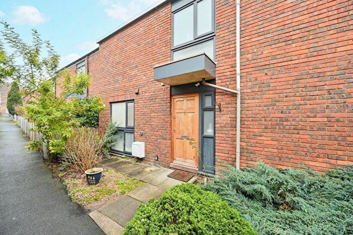 3 Bedroom Flat To Rent In Copley Close, Hanwell, London, W7