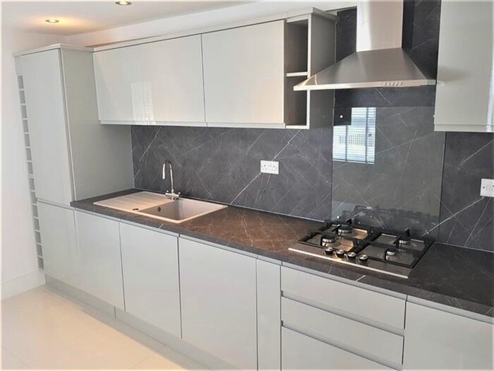 3 Bedroom Flat To Rent In The Broadway, Wimbledon, London, SW19