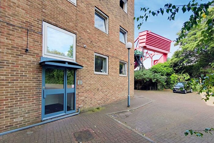 2 Bedroom Flat To Rent In Brunswick Quay, Canada Water, London, SE16
