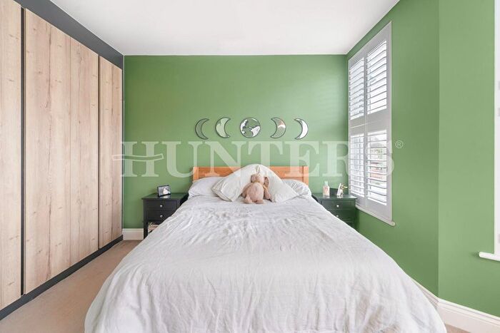 2 Bedroom Flat For Sale In Carlingford Road, London, N15