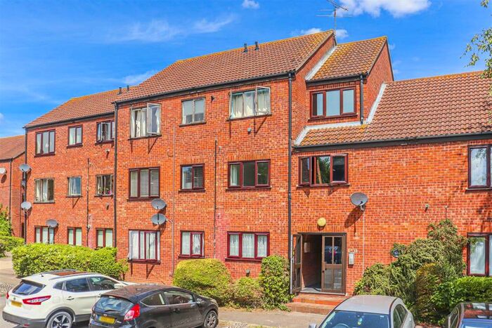 1 Bedroom Apartment To Rent In Chilworth Gate, Silverfield, Broxbourne, EN10