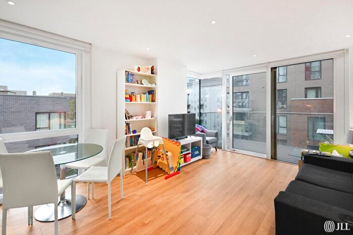 2 Bedroom Flat To Rent In Devan Grove London, N4