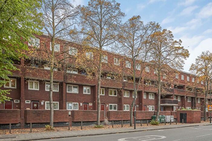 3 Bedroom Flat To Rent In Gresham Road, Stockwell, SW9