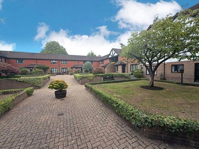 2 Bedroom Flat For Sale In The Avenue, Tadworth, Surrey, KT20