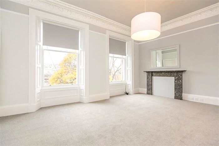 4 Bedroom Flat To Rent In St Bernards Crescent, Edinburgh, EH4