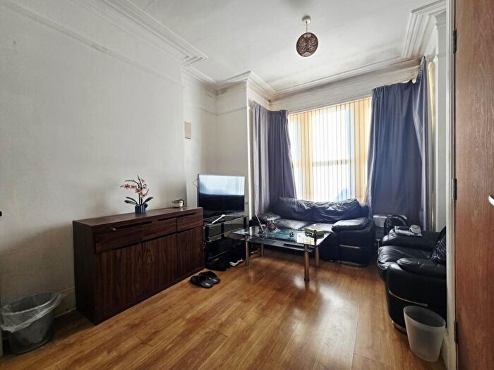 2 Bedroom Flat To Rent In Estcourt Terrace, Headingley, Leeds, LS6