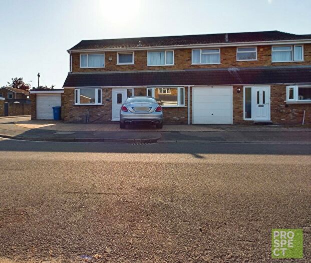 4 Bedroom Semi-Detached House To Rent In Farmers Close, Maidenhead, Berkshire, SL6