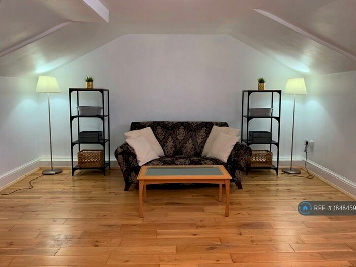 3 Bedroom Flat To Rent In High Street, London, SE20