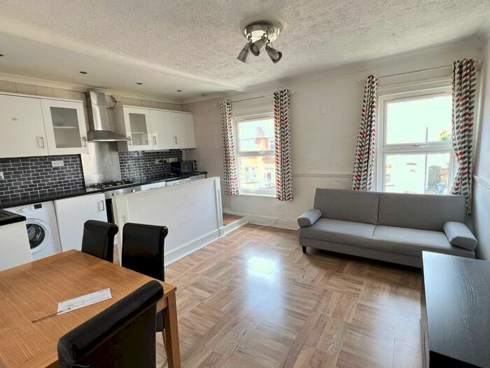 2 Bedroom Flat To Rent In Hibernia Road, Hounslow, TW3