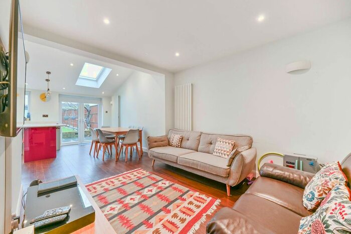 3 Bedroom Maisonette To Rent In St Margarets Avenue, North Cheam, Sutton, SM3