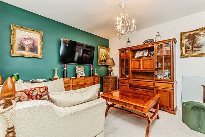 3 Bedroom Semi-Detached House For Sale In Brookmead Avenue, Bromley, BR1