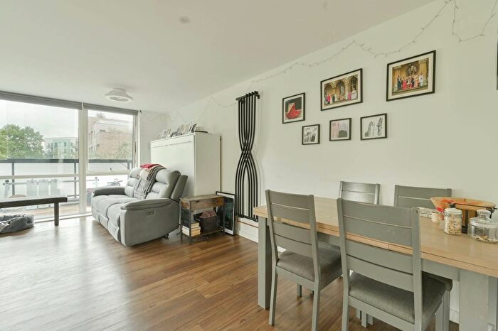 2 Bedroom Flat For Sale In Acton Gardens, Acton, London, W3