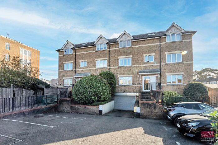 2 Bedroom Flat For Sale In Chertsey Road, Ashford, TW15