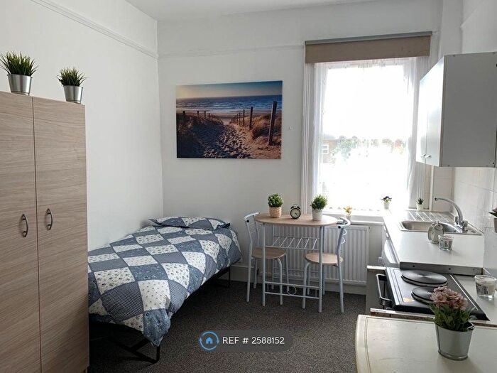 Studio To Rent In Bowes Road, London, N13