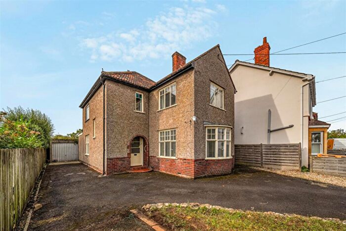 3 Bedroom Detached House For Sale In Sheldon Road, Chippenham, SN14