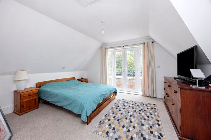 2 Bedroom Flat For Sale In Forest Road, Effingham Junction, Leatherhead, KT24