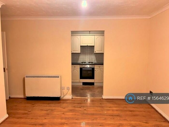 2 Bedroom Flat To Rent In Liberty Court, Barking, IG11